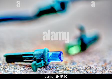 Concentratevi sulla lampadina di ricambio per una serie di luci di Natale per riparare un dud. Foto Stock