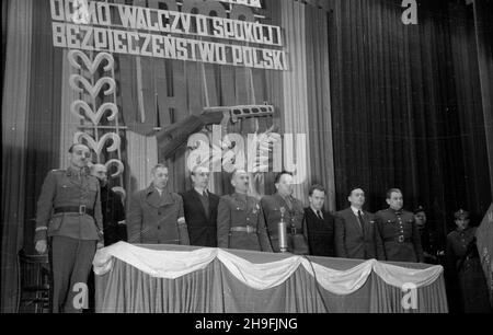 Warszawa, 1948-02-21. Akademia w sali Ministerstwa Bezpieczeñstwa Publicznego z okazji drugiej rocznicy powo³ania do ¿ycia uchwa³¹ Rady Ministrów Ochotniczej Rezerwy Milicji Obywatelskiej. NZ. Prezidio. Z lewej gen. Franciszek JóŸwiak (pseudo gen. Witold) komendant g³ówny Milicji Obywatelskiej. uu PAP Varsavia, 21 febbraio 1948. Cerimonie presso la Sala del Ministero della pubblica sicurezza in occasione del 2° anniversario della Riserva volontaria delle milizie dei cittadini istituita da un Consiglio dei Ministri. Nella figura: Il comitato direttivo. Sulla sinistra il generale Franciszek Jozwiak (soprannominato generale Witold), Foto Stock