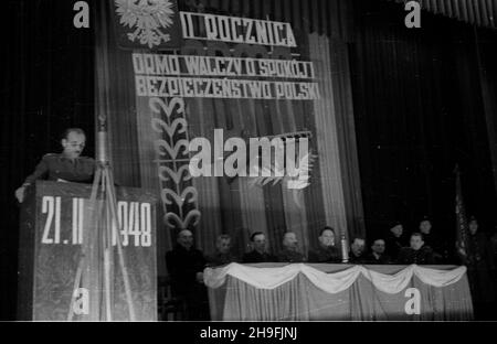 Warszawa, 1948-02-21. Akademia w sali Ministerstwa Bezpieczeñstwa Publicznego z okazji drugiej rocznicy powo³ania do ¿ycia uchwa³¹ Rady Ministrów Ochotniczej Rezerwy Milicji Obywatelskiej. NZ. Przemawia gen. Franciszek JóŸwiak (pseudo gen. Witold) komendant g³ówny Milicji Obywatelskiej. uu PAP Varsavia, 21 febbraio 1948. Cerimonie presso la Sala del Ministero della pubblica sicurezza in occasione del 2° anniversario della Riserva volontaria delle milizie dei cittadini istituita da un Consiglio dei Ministri. Nella foto: Parlante generale Franciszek Jozwiak (soprannominato generale Witold), comandante in capo della milizia dei cittadini Foto Stock