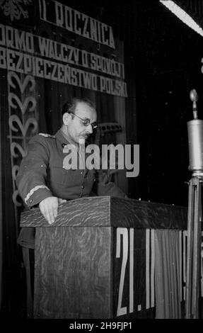 Warszawa, 1948-02-21. Akademia w sali Ministerstwa Bezpieczeñstwa Publicznego z okazji drugiej rocznicy powo³ania do ¿ycia uchwa³¹ Rady Ministrów Ochotniczej Rezerwy Milicji Obywatelskiej (ORMO). NZ. Przemawia gen. Franciszek JóŸwiak (pseudo gen. Witold) komendant g³ówny Milicji Obywatelskiej. uu PAP Varsavia, 21 febbraio 1948. Cerimonie presso la Sala del Ministero della pubblica sicurezza in occasione del 2° anniversario della Riserva volontaria della Milizia dei cittadini (ORMO) istituita da un Consiglio dei Ministri. Nella foto: Parlante Generale Franciszek Jozwiak (soprannominato Generale Witold), Militia dei cittadini c Foto Stock