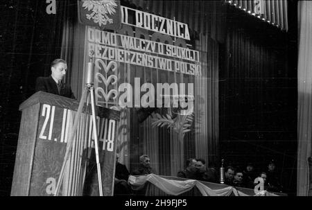 Warszawa, 1948-02-21. Akademia w sali Ministerstwa Bezpieczeñstwa Publicznego z okazji drugiej rocznicy powo³ania do ¿ycia uchwa³¹ Rady Ministrów Ochotniczej Rezerwy Milicji Obywatelskiej. uu PAP Varsavia, 21 febbraio 1948. Cerimonie presso la Sala del Ministero della pubblica sicurezza in occasione del 2° anniversario della Riserva volontaria delle milizie dei cittadini istituita da un Consiglio dei Ministri. uu PAP Foto Stock