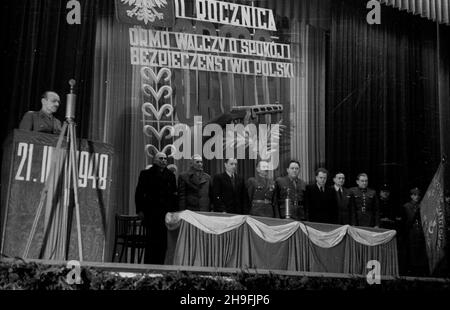 Warszawa, 1948-02-21. Akademia w sali Ministerstwa Bezpieczeñstwa Publicznego z okazji drugiej rocznicy powo³ania do ¿ycia uchwa³¹ Rady Ministrów Ochotniczej Rezerwy Milicji Obywatelskiej. NZ. Prezidio. Przy mównicy gen. Franciszek JóŸwiak (pseudo gen. Witold) komendant g³ówny Milicji Obywatelskiej. uu PAP Varsavia, 21 febbraio 1948. Cerimonie presso la Sala del Ministero della pubblica sicurezza in occasione del 2° anniversario della Riserva volontaria delle milizie dei cittadini istituita da un Consiglio dei Ministri. Nella figura: Il comitato direttivo. Parlante Generale Franciszek Jozwiak (soprannominato Generale Witold) Foto Stock