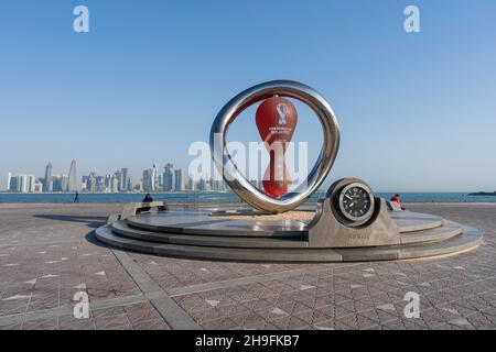 DOHA, QATAR - NOV 26, 2021: The FIFA World Cup Qatar 2022 Official Countdown Clock, powered by Hublot on Doha Corniche. Foto Stock