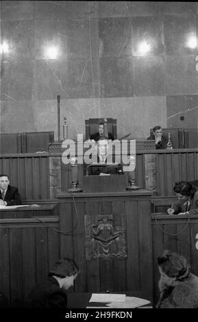 Warszawa, 1948-02-25. Sejmu Ustawodawczy. Uchwalenie ustawy o Powszechnej Organizacji S³u¿ba Polsce. NZ. Przemawia pose³ sprawozdawca Lucjan Motyka. Obrady prowadzi wicemarsza³ek Roman Zambrowski. bk PAP Varsavia, 25 febbraio 1948. Il Sejm legislativo. L'adozione della legge sul Servizio dell'Organizzazione di massa in Polonia. Nella foto: Intervento del relatore, onorevole Lucjan Motyka. I dibattiti sono presieduti dal vice presidente Sejm Roman Zambroski bk PAP Foto Stock