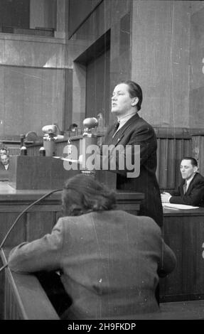 Warszawa, 1948-02-25. Sejmu Ustawodawczy. Uchwalenie ustawy o Powszechnej Organizacji S³u¿ba Polsce. NZ. Przemawia pose³ sprawozdawca Lucjan Motyka. bk PAP Varsavia, 25 febbraio 1948. Il Sejm legislativo. L'adozione della legge sul Servizio dell'Organizzazione di massa in Polonia. Nella foto: Intervento del relatore, onorevole Lucjan Motyka, bk PAP Foto Stock