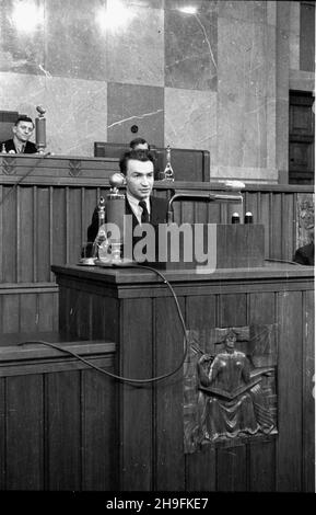 Warszawa, 1948-02-25. Sejmu Ustawodawczy. Uchwalenie ustawy o Powszechnej Organizacji S³u¿ba Polsce. NZ. Przemawia przewodnicz¹cy Zarz¹du G³ównego Zwi¹zku Walki M³odych pose³ Jerzy Morawski. Obrady prowadzi wicemarsza³ek Roman Zambrowski. bk PAP Varsavia, 25 febbraio 1948. Il Sejm legislativo. L'adozione della legge sul Servizio dell'Organizzazione di massa in Polonia. Nella foto: Responsabile del consiglio principale del deputato dell'Unione dei giovani combattenti Jerzy Morawski Speaking. I dibattiti sono presieduti dal vice presidente Sejm Roman Zambroski bk PAP Foto Stock