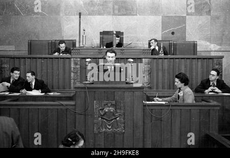 Warszawa, 1948-02-25. Sejmu Ustawodawczy. Uchwalenie ustawy o Powszechnej Organizacji S³u¿ba Polsce. NZ. Przemawia przewodnicz¹cy Zarz¹du G³ównego Zwi¹zku Walki M³odych pose³ Jerzy Morawski. Obrady prowadzi wicemarsza³ek Roman Zambrowski. bk PAP Varsavia, 25 febbraio 1948. Il Sejm legislativo. L'adozione della legge sul Servizio dell'Organizzazione di massa in Polonia. Nella foto: Responsabile del consiglio principale del deputato dell'Unione dei giovani combattenti Jerzy Morawski Speaking. I dibattiti sono presieduti dal vice presidente Sejm Roman Zambroski bk PAP Foto Stock