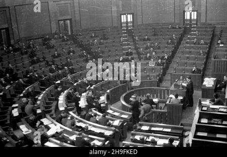 Warszawa, 1948-02-25. Sejmu Ustawodawczy. Uchwalenie ustawy o Powszechnej Organizacji S³u¿ba Polsce. bk PAP Varsavia, 25 febbraio 1948. Il Sejm legislativo. L'adozione della legge sul Servizio dell'Organizzazione di massa in Polonia. bk PAP Foto Stock