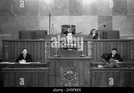 Warszawa, 1948-02-25. Sejmu Ustawodawczy. Uchwalenie ustawy o Powszechnej Organizacji S³u¿ba Polsce. NZ. Przemawia pose³ sprawozdawca Lucjan Motyka. Obrady prowadzi wicemarsza³ek Roman Zambrowski. bk PAP Varsavia, 25 febbraio 1948. Il Sejm legislativo. L'adozione della legge sul Servizio dell'Organizzazione di massa in Polonia. Nella foto: Intervento del relatore, onorevole Lucjan Motyka. I dibattiti sono presieduti dal vice presidente Sejm Roman Zambroski bk PAP Foto Stock