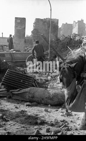 Warszawa, 1948-03. Prace przy rozbiórce, wypalonej w czasie II wojny œwiatowej, kamienicy przy al. Sikorskiego. NZ. Robotnicy odzyskuj¹ ceg³y z ruin domu. uu PAP/Stanis³aw D¹browiecki Dok³adny dzieñ wydarzenia nieustalony. Varsavia, marzo 1948. Demolizione di una casa di locazione su Sikorskiego Avenue, bruciato durante la seconda guerra mondiale Nella foto: Lavoratori che recuperano mattoni dalle rovine della casa. uu PAP/Stanislaw Dabrowiecki Foto Stock