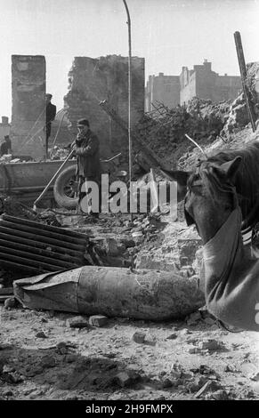 Warszawa, 1948-03. Prace przy rozbiórce, wypalonej w czasie II wojny œwiatowej, kamienicy przy al. Sikorskiego. NZ. Robotnicy odzyskuj¹ ceg³y z ruin domu. uu PAP/Stanis³aw D¹browiecki Dok³adny dzieñ wydarzenia nieustalony. Varsavia, marzo 1948. Demolizione di una casa di locazione su Sikorskiego Avenue, bruciato durante la seconda guerra mondiale Nella foto: Lavoratori che recuperano mattoni dalle rovine della casa. uu PAP/Stanislaw Dabrowiecki Foto Stock