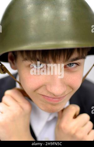 Adolescente allegro in casco militare Ritratto primo piano Foto Stock