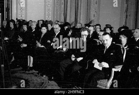 Warszawa, 1948-03-01. W obecnoœci przedstawicieli w³adz pañstwowych i korpusu dyplomatycznego odby³ siê w Belwederze koncert fortepianowy dla uczczenia rocznicy urodzin Fryderyka Chopina. Koncert by³ trasmittowany przez radio. NZ. w pierwszym rzêdzie siedz¹: prezydent Boles³aw Bierut (1P) oraz ambasador ZSRR Wiktor Lebiediew (2P - w okularach). msa PAP Varsavia, 1 marzo 1948. Un concerto di pianoforte che segna l'anniversario della nascita di Frederic Chopin si è tenuto nel Palazzo Belveredere alla presenza delle autorità statali e del corpo diplomatico. Il concerto è stato trasmesso dalla radio polacca. Pictur Foto Stock