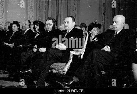 Warszawa, 1948-03-01. W obecnoœci przedstawicieli w³adz pañstwowych i korpusu dyplomatycznego odby³ siê w Belwederze koncert fortepianowy dla uczczenia rocznicy urodzin Fryderyka Chopina. Koncert by³ trasmittowany przez radio. NZ. w pierwszym rzêdzie siedz¹: ambasador ZSRR Wiktor Lebiediew (3P - w okularach), prezydent Boles³aw Bierut (2P), Premier Józef Cyrankiewicz (1P). msa PAP Varsavia, 1 marzo 1948. Un concerto di pianoforte che segna l'anniversario della nascita di Frederic Chopin si è tenuto nel Palazzo Belveredere alla presenza delle autorità statali e del corpo diplomatico. Il concerto è stato bromo Foto Stock