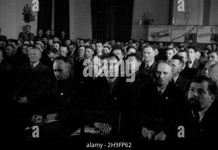 Warszawa, 1948-03. II Krajowy Zjazd Korespondentów tygodnika Ch³opska Droga, pisma Polskiej Partii Robotniczej adresowanego do ludnoœci wiejskiej. W obradach 6 i 7 marca 1948 r., odbywaj¹cych siê w gmachu Klubu Oficerskiego Sztabu Generalnego Wojska Polskiego, wziê³o udzia³ 300 przedstawicieli z RÓ¿nych regionów kraju. ogólny widok sali obrad. uu PAP Dok³adny dzieñ wydarzenia nieustalony. Varsavia, marzo 1948. Il 2° Congresso Nazionale dei corrispondenti per Ch³opska Droga, il settimanale del Partito operaio Polacco rivolto alla popolazione rurale. 300 rappresentanti delle varie re polacche Foto Stock