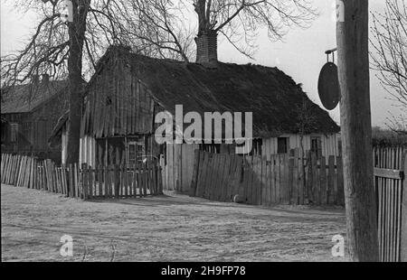 Polska, 1948-03. Zabudowania wiejskie na Mazowszu. kw PAP Dok³adny dzieñ wydarzenia nieustalony. Polonia, marzo 1948. Case di villaggio nella regione di Mazowsze. kw PAP Foto Stock