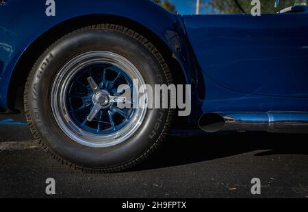 Placerville, USA - Novembre 25 2020: Ruota e tubo di scarico di una classica auto muscolare americana rara, convertibile vintage blu 1967 Ford Shelby Cobra 427 Foto Stock