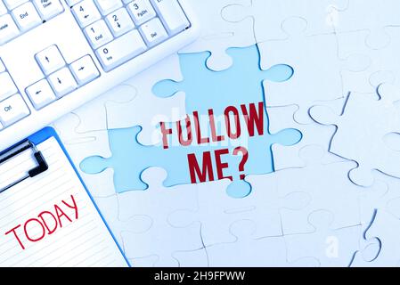 Visualizzazione concettuale domanda Follow Me. Panoramica aziendale andare o venire dopo persona o cosa che procede avanti costruire un bianco incompiuto Jigsaw modello Foto Stock