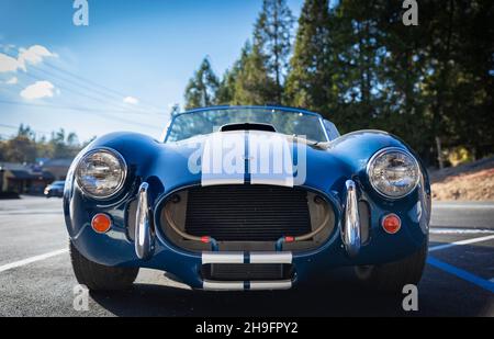 Placerville, Stati Uniti d'America - 25 novembre 2020: Classica auto muscolare americana rara, convertibile vintage blu 1967 Ford Shelby Cobra 427 Foto Stock