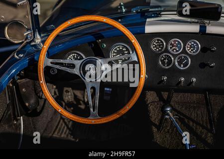 Placerville, USA - 25 novembre 2020: Cabina, cruscotto e volante di una classica auto muscolare americana Rare convertibile 1967 Ford Shelby Cobra 427 Foto Stock