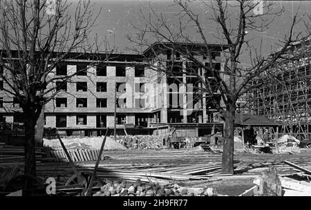 Warszawa, 1948-03. Budowa bloków mieszkalnych dla pracowników Narodowego Banku Polskiego przy placu Unii Lubelskiej. Inwestycja ta zosta³a zapocz¹tkowana jeszcze przed II wojn¹ œwiatow¹, do 1939 r. powsta³y konstrukcje noœne i stropy dachów tzw. bloków A, B i C. W 1946 r. przyst¹piono do prac wykoñczeniowych elewacji i infrastruktury budynków. NZ. widok na blok B (L) i blok A (P). uu PAP Dok³adny dzieñ wydarzenia nieustalony. Varsavia, marzo 1948. Costruzione di blocchi di appartamenti per dipendenti della Banca Nazionale di Polonia in Piazza Unii Lubelskiej. L'investimento è stato avviato prima della prima guerra mondiale Foto Stock