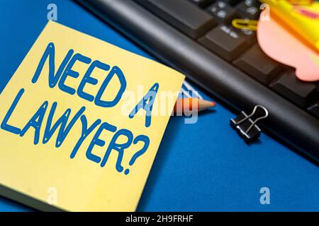 Per scrivere il testo visualizzato è necessaria una domanda per l'Avvocato. Concetto di business chiedere a qualcuno che ha bisogno di una raccolta assortita multipla di problemi legali e controversie Foto Stock