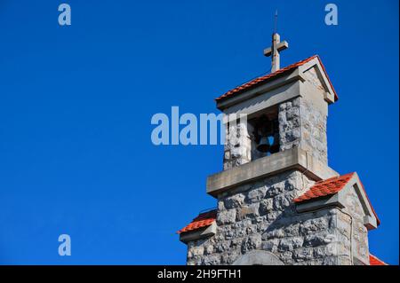 Vista ad angolo basso della piccola chiesa cattolica Foto Stock