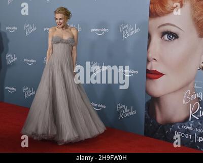 Los Angeles, Stati Uniti. 7 dicembre 2021. Nicole Kidman, membro del cast, partecipa alla prima del dramma biografico "essere i Ricardos" all'Academy Museum di Los Angeles lunedì 6 dicembre 2021. Storyline: Segue Lucy e Desi mentre affrontano una crisi che potrebbe terminare le loro carriere e un'altra che potrebbe terminare il loro matrimonio. Foto di Jim Ruymen/UPI Credit: UPI/Alamy Live News Foto Stock