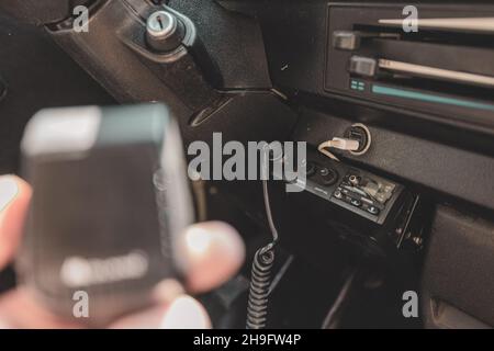 Microfono CB tenuto in mano in un furgone o un camion per la comunicazione al volo. Ricevitore radio e microfono a banda cittadina. Foto Stock