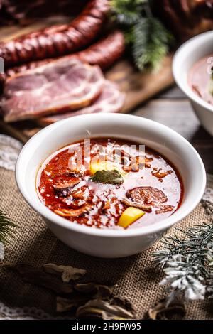 Tradizionale zuppa di cavolo amour natalizio con patate, salsiccia, maiale affumicato e funghi. Foto Stock