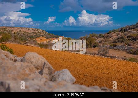 Vista verso la spiaggia di imgiebah dal sentiero che porta ad essa su campi e terrazze. Belle spiagge di malta e il tempo soleggiato. Foto Stock