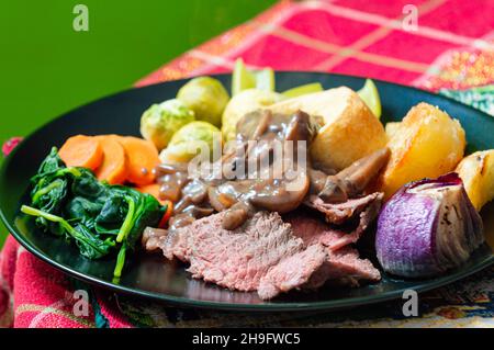 Arrosto di manzo. Cena arrosto in stile inglese. Cena di Natale. Foto Stock