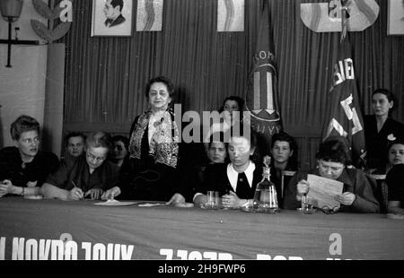 Warszawa, 1948-03-14. Dwudniowy II Ogólnokrajowy Zjazd Rady Kobiet Polskiej Partii Socjalistycznej, w sali Centralnego Urzêdu Planowania (ul. Daszyñskiego 10), z udzia³em delegatek z ca³ego kraju i przedstawicieli w³adz PPS. W trakcie uroczystoœci ministro pracy i opieki spo³ecznej Kazimierz Rusinek wrêczy³ diplomia i premie przodowicom pracy. Wiceminister m.in pracy i opieki spo³ecznej Eugenia Pragierowa (1P), W³adys³awa Weychert-Szymanowska (przemawia), przewodnicz¹ca Rady Kobiet PPS Wis³a Osóbka-Morawska (2L), sêdzia S¹du Najwy¿szego Zofia Gawroñska-Wasilkowska (1L, pierwz Foto Stock