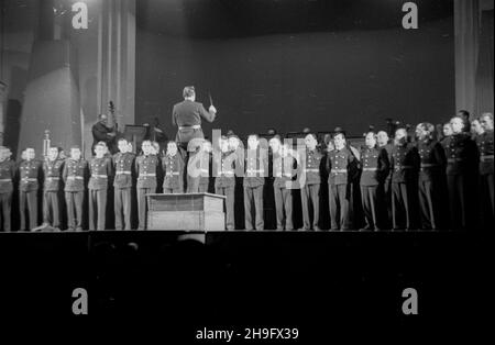 Warszawa, 1948-03-18. Koncert pod has³em: Stolica swoim kolarzom, z okazji Miêdzynarodowego Wyœcigu Kolarskiego Warszawa - Praha, organisowanego przez gazety: G³os Ludu i Rude Pravo. W sali teatru Roma przedstawiono czo³owych kolarzy bior¹cych udzia³ w wyœcigu. NZ. Reprezentacyjny Zespó³ Artystyczny Wojska Polskiego podczas wystêpu Varsavia, 18 marzo 1948. Il concerto organizzato da Varsavia in onore dei suoi ciclisti in occasione della gara ciclistica internazionale Varsavia-Praga organizzata da Glos Ludu e Rude Pravo papers. I leader della gara sono stati presentati a teatro Rom. Nella figura: t Foto Stock