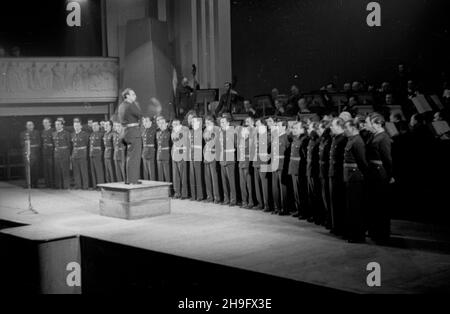 Warszawa, 1948-03-18. Koncert pod has³em: Stolica swoim kolarzom, z okazji Miêdzynarodowego Wyœcigu Kolarskiego Warszawa - Praha, organisowanego przez gazety: G³os Ludu i Rude Pravo. W sali teatru Roma przedstawiono czo³owych kolarzy bior¹cych udzia³ w wyœcigu. NZ. wystêp Reprezentacyjnego Zespo³u Artystycznego Wojska Polskiego. wb PAP Varsavia, 18 marzo 1948. Il concerto organizzato da Varsavia in onore dei suoi ciclisti in occasione della gara ciclistica internazionale Varsavia-Praga organizzata da Glos Ludu e Rude Pravo papers. I leader della gara sono stati presentati a teatro Rom. Nella figura: La P Foto Stock