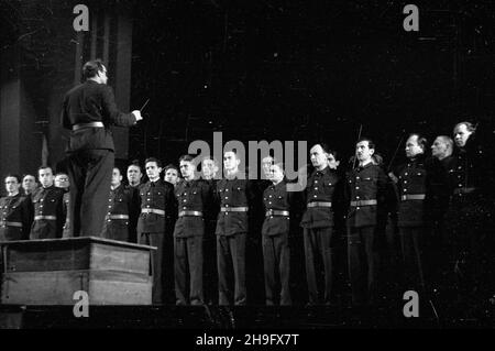 Warszawa, 1948-03-18. Koncert pod has³em: Stolica swoim kolarzom, z okazji Miêdzynarodowego Wyœcigu Kolarskiego Warszawa - Praha, organisowanego przez gazety: G³os Ludu i Rude Pravo. W sali teatru Roma przedstawiono czo³owych kolarzy bior¹cych udzia³ w wyœcigu. NZ. wystêp Reprezentacyjnego Zespo³u Artystycznego Wojska Polskiego. wb PAP Varsavia, 18 marzo 1948. Il concerto organizzato da Varsavia in onore dei suoi ciclisti in occasione della gara ciclistica internazionale Varsavia-Praga organizzata da Glos Ludu e Rude Pravo papers. I leader della gara sono stati presentati a teatro Rom. Nella figura: La P Foto Stock