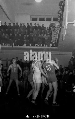 Warszawa, 1948-03-20. Mecz koszykówki Polska-Czechos³owacja (33:57) rozegrany w sali YMCA (Zwi¹zek M³odzie¿y Chrzeœcijañskiej). NZ. akcja pod koszem. wb PAP Varsavia, 20 marzo 1948. Una partita di basket Polonia-Cecoslovacchia (33:57) che si tiene presso la palestra YMCA. Nella foto: La squadra cecoslovacca: Un attacco basket. wb PAP Foto Stock