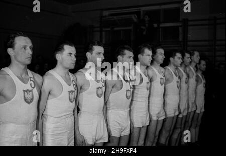 Warszawa, 1948-03-20. Mecz koszykówki Polska -Czechos³owacja (33:57) rozegrany w sali YMCA (Zwi¹zek M³odzie¿y Chrzeœcijañskiej). dru¿yna polska w sk³adzie: Tadeusz Ulatowski, W³adys³aw Maleszewski, Bogdan Bartosiewicz, W³adys³aw Pawlak, Florian Grzechowiak, Kolaœniewski, Edward Jarczyñski, Dylewicz, Henryk JaŸnicki, Urbanowicz. wb PAP Varsavia, 20 marzo 1948. Una partita di basket Polonia-Cecoslovacchia (33:57) che si tiene presso la palestra YMCA. Nella foto: La squadra polacca: Tadeusz Ulatowski, Wladyslaw Maleszewski, Bogdan Bartosiewicz, Wladyslaw Pawlak, Florian Grzechowiak, Kolasniewski, Edward Jarczynski Foto Stock