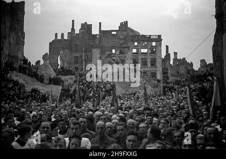 Warszawa, 1948-03-21. Uroczystoœæ przeniesienia cudownej figury Chrystusa z koœcio³a Karmelitów do kaplicy Baryczków w katedrze œw. Jana Chrzciciela na Starym Mieœcie. NZ. Wierni zgromadzeni wœród ruin katedry. wb PAP Varsavia, 21 marzo 1948. La cerimonia di trasferimento della figura miracolosa di Cristo dalla Chiesa Carmelitana alla Cappella Baryczkow nella Cattedrale di San Giovanni nella Città Vecchia. Nella foto: I fedeli nelle rovine della Cattedrale. wb PAP Foto Stock