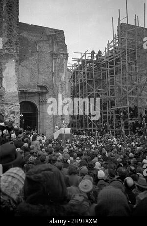 Warszawa, 1948-03-21. Uroczystoœæ przeniesienia cudownej figury Chrystusa z koœcio³a Karmelitów do kaplicy Baryczków w katedrze œw. Jana Chrzciciela na Starym Mieœcie. NZ. Wierni s³uchaj¹ kazania sekretarza generalnego Konferencji Episkopatu Polski biskupa Zygmunta Choromañskiego. wb PAP Varsavia, 21 marzo 1948. La cerimonia di trasferimento della figura miracolosa di Cristo dalla Chiesa Carmelitana alla Cappella Baryczkow nella Cattedrale di San Giovanni nella Città Vecchia. Nella foto: I fedeli ascoltano il vescovo Zygmunt Choromanski, segretario generale della Conferenza dell'Episcopato di Polonia, preachi Foto Stock