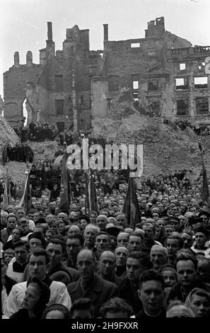 Warszawa, 1948-03-21. Uroczystoœæ przeniesienia cudownej figury Chrystusa z koœcio³a Karmelitów do kaplicy Baryczków w katedrze œw. Jana Chrzciciela na Starym Mieœcie. NZ. Wierni zgromadzeni wœród ruin katedry. wb PAP Varsavia, 21 marzo 1948. La cerimonia di trasferimento della figura miracolosa di Cristo dalla Chiesa Carmelitana alla Cappella Baryczkow nella Cattedrale di San Giovanni nella Città Vecchia. Nella foto: I fedeli nelle rovine della Cattedrale. wb PAP Foto Stock