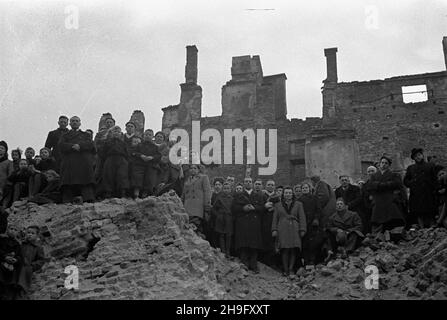 Warszawa, 1948-03-21. Uroczystoœæ przeniesienia cudownej figury Chrystusa z koœcio³a Karmelitów do kaplicy Baryczków w katedrze œw. Jana Chrzciciela na Starym Mieœcie. NZ. Wierni zgromadzeni wœród ruin Starówki. wb PAP Varsavia, 21 marzo 1948. La cerimonia di trasferimento della figura miracolosa di Cristo dalla Chiesa Carmelitana alla Cappella Baryczkow nella Cattedrale di San Giovanni nella Città Vecchia. Nella foto: I fedeli nelle rovine della Città Vecchia. wb PAP Foto Stock