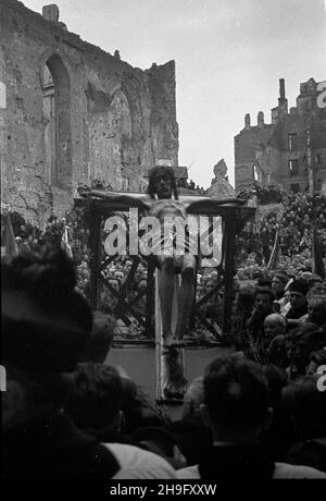 Warszawa, 1948-03-21. Uroczystoœæ przeniesienia cudownej figury Chrystusa z koœcio³a Karmelitów do kaplicy Baryczków w katedrze œw. Jana Chrzciciela na Starym Mieœcie. NZ. wielotysiêczna procesja z figur¹ Chrystusa. wb PAP/Stanis³aw D¹browiecki Varsavia, 21 marzo 1948. La cerimonia di trasferimento della figura miracolosa di Cristo dalla Chiesa Carmelitana alla Cappella Baryczkow nella Cattedrale di San Giovanni Battista nella Città Vecchia. Nella foto: Una processione di mille persone con la figura di Cristo. wb PAP/Stanislaw Dabrowiecki Foto Stock