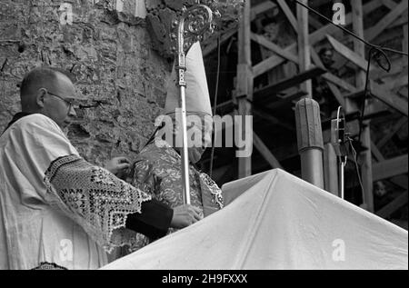 Warszawa, 1948-03-21. Uroczystoœæ przeniesienia cudownej figury Chrystusa z koœcio³a Karmelitów do kaplicy Baryczków w katedrze œw. Jana Chrzciciela na Starym Mieœcie. NZ. Kazanie sekretarza generalnego Konferencji Episkopatu Polski biskupa Zygmunta Choromañskiego przed katedr¹. wb PAP Varsavia, 21 marzo 1948. La cerimonia di trasferimento della figura miracolosa di Cristo dalla Chiesa Carmelitana alla Cappella Baryczkow nella Cattedrale di San Giovanni nella Città Vecchia. Nella foto: mons. Zygmunt Choromanski, Segretario Generale della Conferenza Episcopale Polacco, predicando davanti alla cattedrale Foto Stock