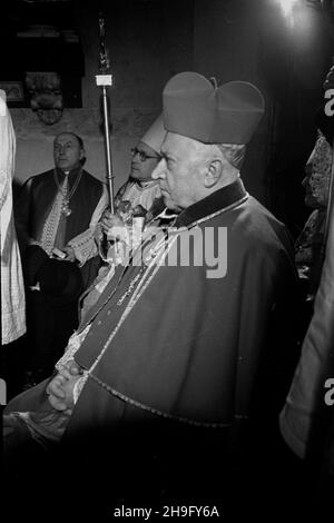 Warszawa, 1948-03-21. Uroczystoœæ przeniesienia cudownej figury Chrystusa z koœcio³a Karmelitów do kaplicy Baryczków w katedrze œw. Jana na Starym Mieœcie. NZ. kardyna³ Agosto Hlond Prymas Polski. wb PAP Varsavia, 21 marzo 1948. La cerimonia di trasferimento della figura miracolosa di Cristo dalla Chiesa Carmelitana alla Cappella Baryczkow nella Cattedrale di San Giovanni nella Città Vecchia. Nella foto: cardinale August Hlond, primate della Polonia. wb PAP Foto Stock