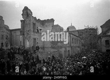 Warszawa, 1948-03-21. Uroczystoœæ przeniesienia cudownej figury Chrystusa z koœcio³a Karmelitów do kaplicy Baryczków w katedrze œw. Jana Chrzciciela na Starym Mieœcie. Wierni s³uchaj¹ kazania sekretarza generalnego Konferencji Episkopatu Polski biskupa Zygmunta Choromañskiego pomiêdzy ruinami katedry. wb PAP Varsavia, 21 marzo 1948. La cerimonia di trasferimento della figura miracolosa di Cristo dalla Chiesa Carmelitana alla Cappella Baryczkow nella Cattedrale di San Giovanni nella Città Vecchia. Nella foto: I fedeli ascoltano il vescovo Zygmunt Choromanski, segretario generale della Conferenza di Pol Foto Stock