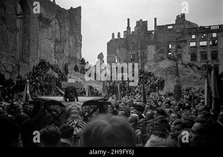 Warszawa, 1948-03-21. Uroczystoœæ przeniesienia cudownej figury Chrystusa z koœcio³a Karmelitów do kaplicy Baryczków w katedrze œw. Jana Chrzciciela na Starym Mieœcie. NZ. wielotysiêczna procesja z figur¹ Chrystusa. wb PAP Varsavia, 21 marzo 1948. La cerimonia di trasferimento della figura miracolosa di Cristo dalla Chiesa Carmelitana alla Cappella Baryczkow nella Cattedrale di San Giovanni Battista nella Città Vecchia. Nella foto: Una processione di mille con la figura di Cristo. wb PAP Foto Stock