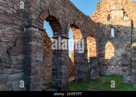 Chiesa di rovina di Ecseri vicino a Revfulop Ungheria. Incredibile monumento antico del 12th secolo circa l'età di Arpad. Potete visitare gratuitamente questo posto. Ungherese Foto Stock