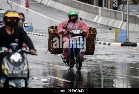 Makassar, Sulawesi meridionale, Indonesia. 7 Dic 2021. Un certo numero di veicoli passa durante il tempo estremo nella città di Makassar. Il clima estremo che si è verificato per diversi giorni a Makassar City ha fatto un certo numero di strade allagate. (Credit Image: © Herwin Bahar/ZUMA Press Wire) Foto Stock