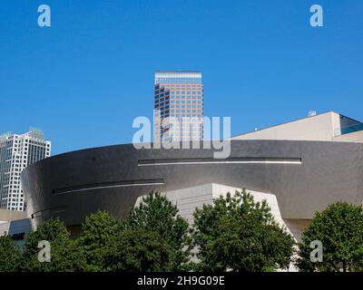 Vista della Nascar Hall of fame nel centro di Charlotte, NC. Con la torre Wells Fargo sullo sfondo. Novembre 30, 2021. Foto Stock